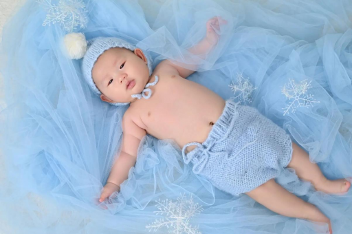 供卵包生男孩公司孕妇在家站着分娩